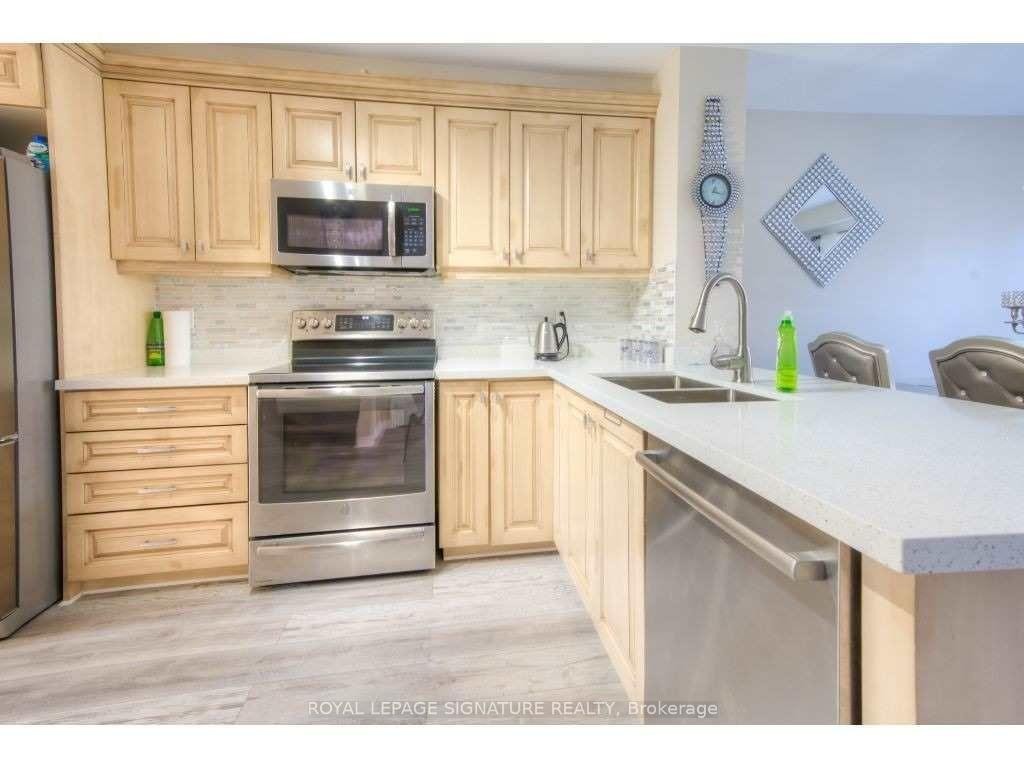 30 Pumpkin Pass, Hamilton, ON - Indoor Photo Showing Kitchen With Double Sink