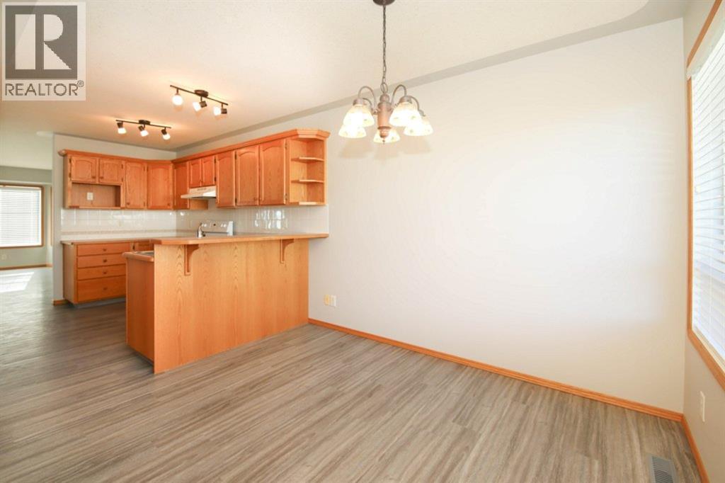 33 Duckering Close, Red Deer, AB - Indoor Photo Showing Kitchen