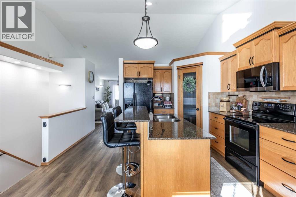 367 Ranchlands Boulevard Ne, Medicine Hat, AB - Indoor Photo Showing Kitchen With Double Sink