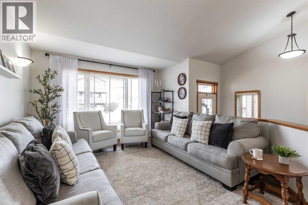 367 Ranchlands Boulevard Ne, Medicine Hat, AB - Indoor Photo Showing Living Room