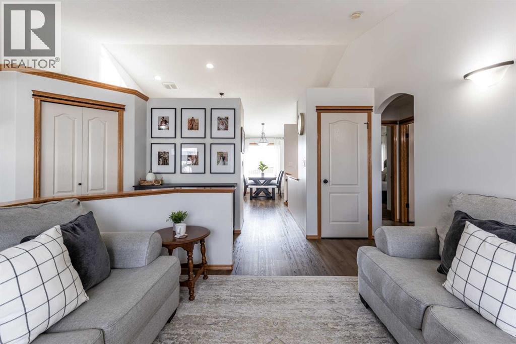 367 Ranchlands Boulevard Ne, Medicine Hat, AB - Indoor Photo Showing Living Room