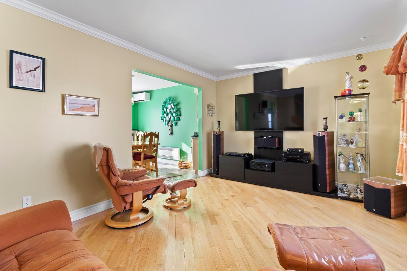 Salon - 1381 Boul. Gaétan-Boucher, Longueuil (Saint-Hubert), QC - Indoor