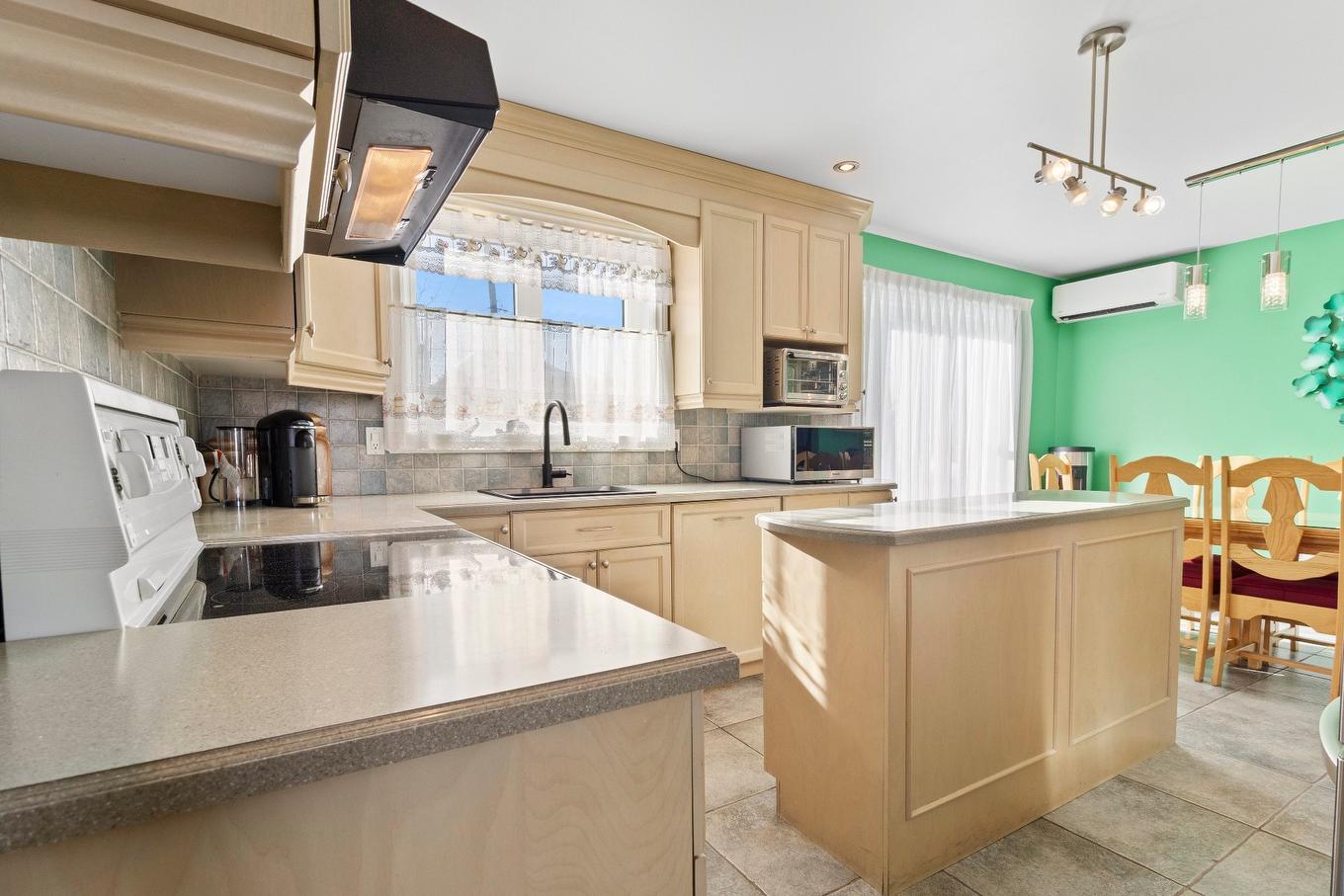 Cuisine - 1381 Boul. Gaétan-Boucher, Longueuil (Saint-Hubert), QC - Indoor Photo Showing Kitchen