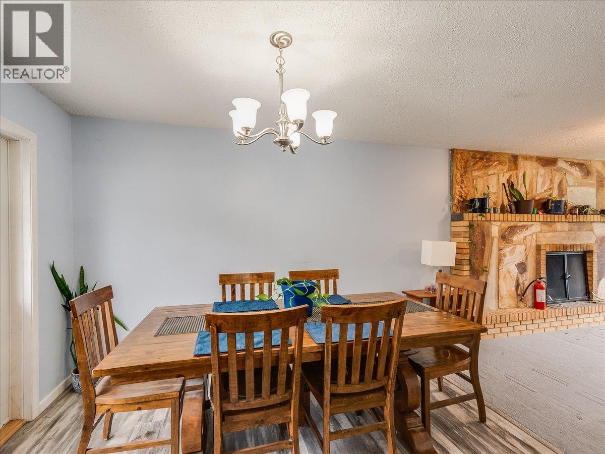 522 3Rd Avenue, Rivervale, BC - Indoor Photo Showing Dining Room With Fireplace