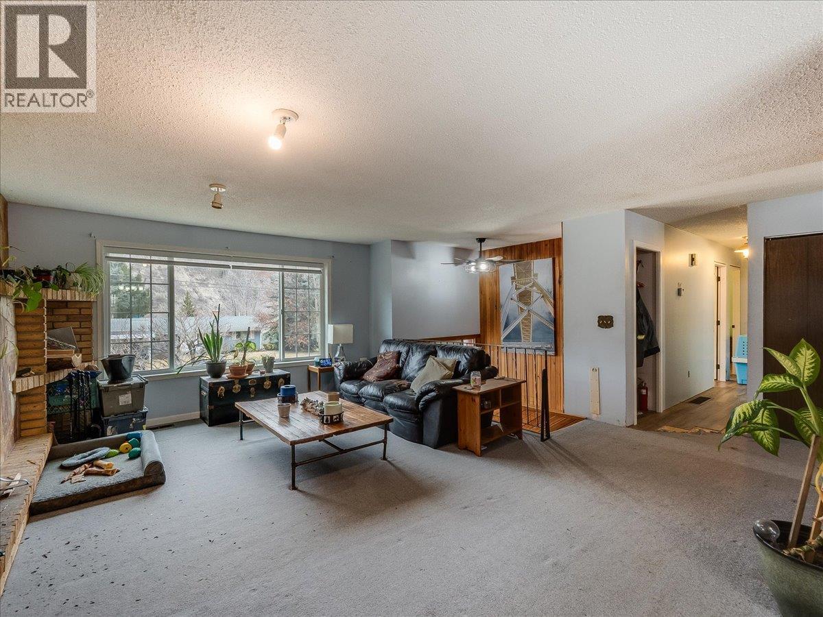 522 3Rd Avenue, Rivervale, BC - Indoor Photo Showing Living Room