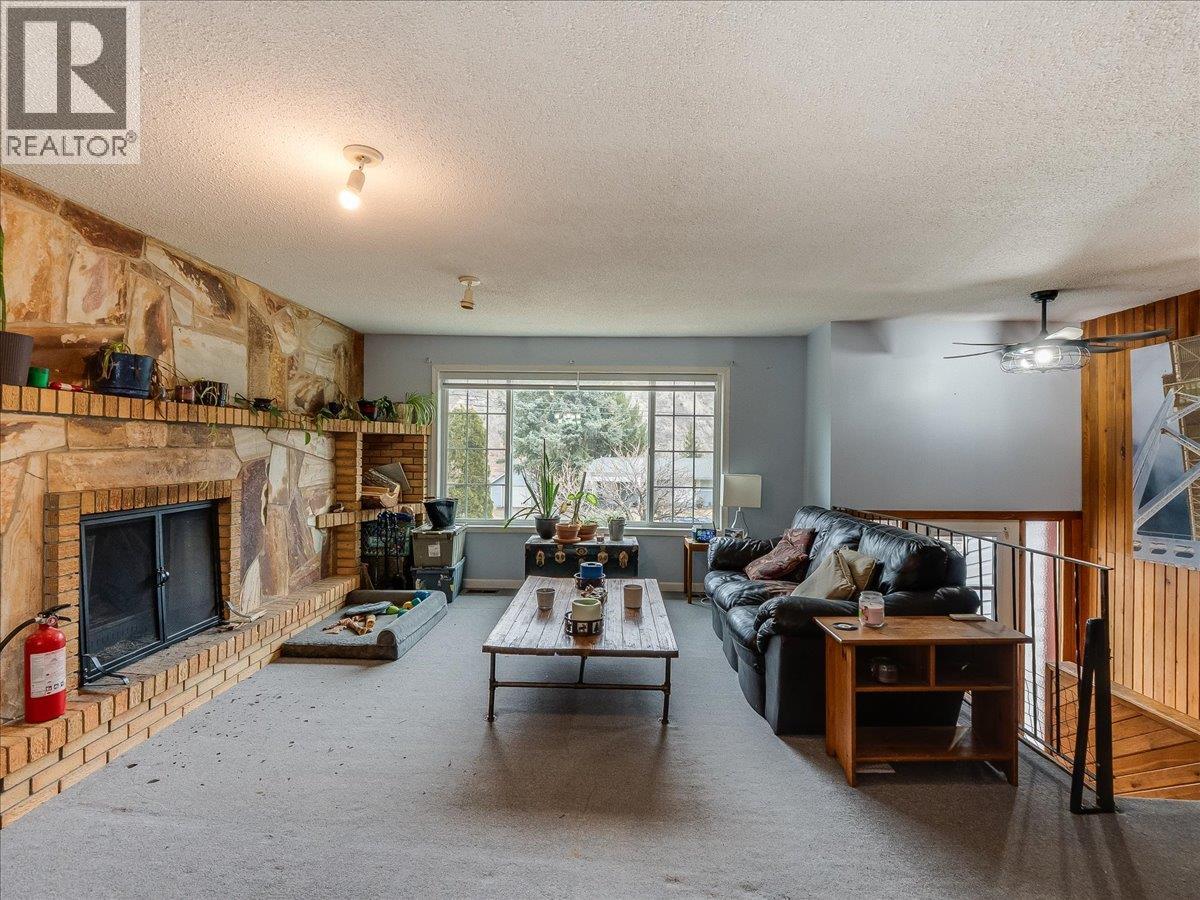 522 3Rd Avenue, Rivervale, BC - Indoor Photo Showing Living Room With Fireplace