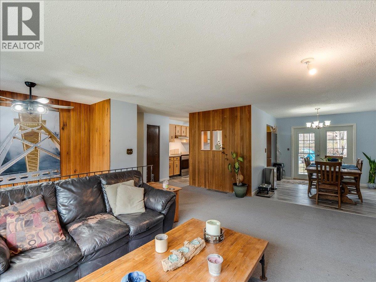 522 3Rd Avenue, Rivervale, BC - Indoor Photo Showing Living Room