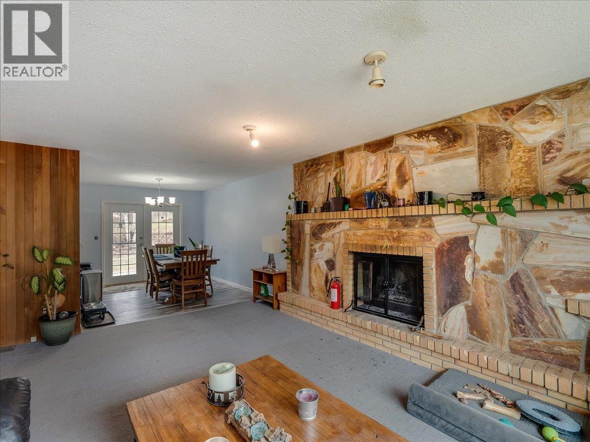 522 3Rd Avenue, Rivervale, BC - Indoor Photo Showing Living Room With Fireplace
