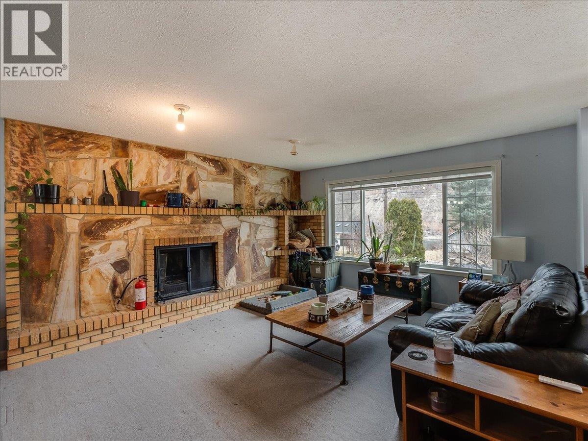 522 3Rd Avenue, Rivervale, BC - Indoor Photo Showing Living Room With Fireplace