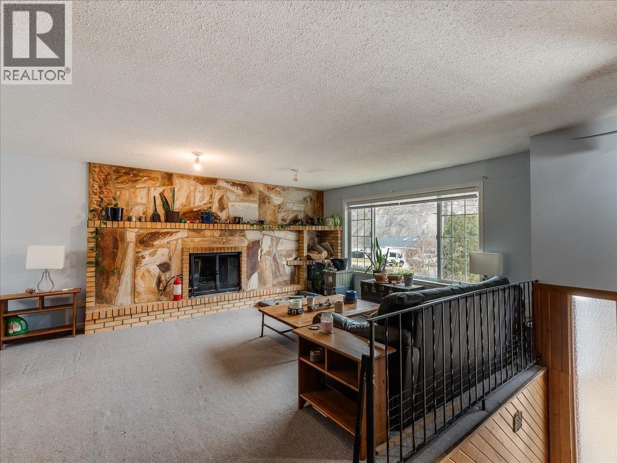 522 3Rd Avenue, Rivervale, BC - Indoor Photo Showing Living Room With Fireplace