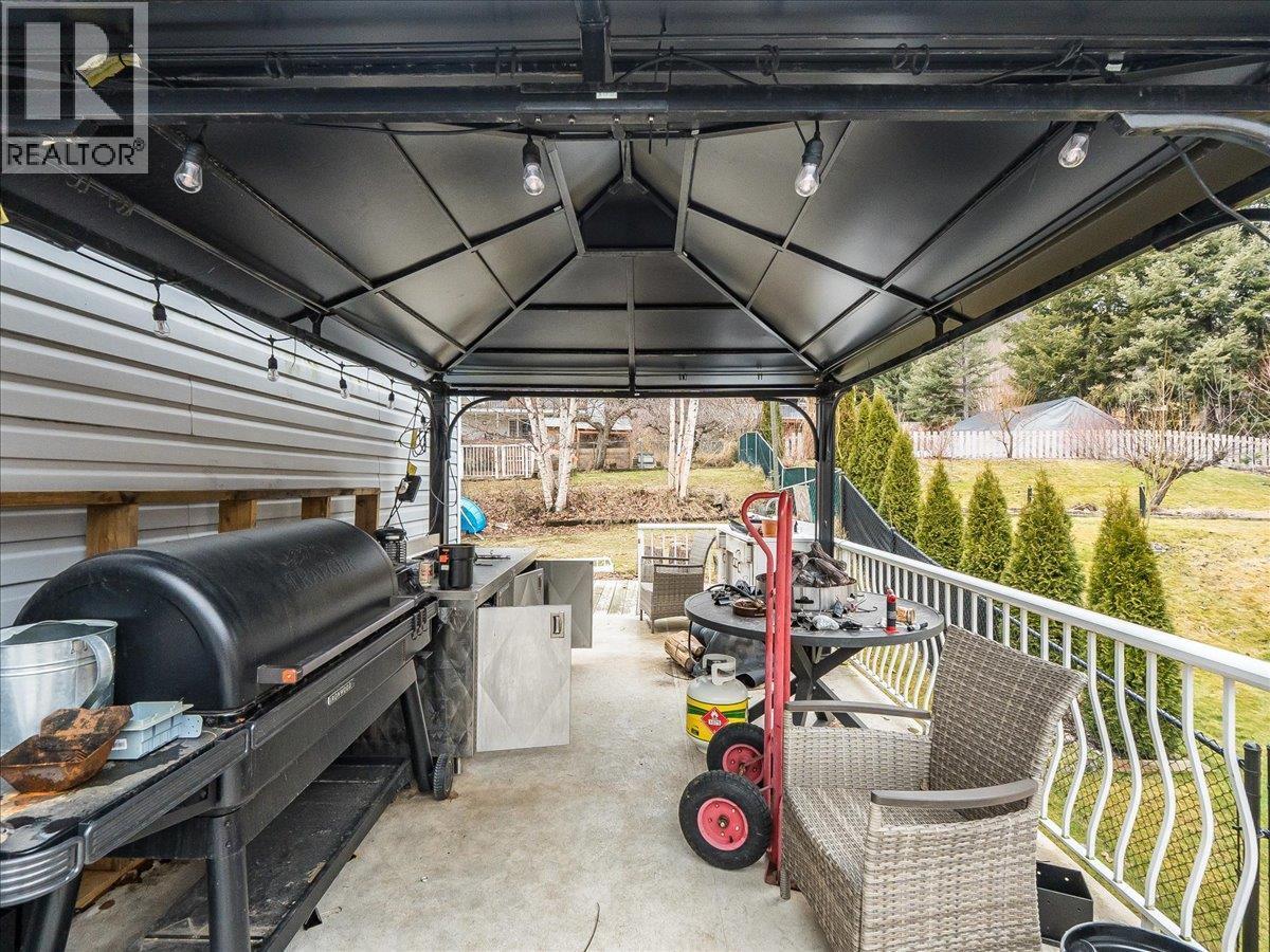 522 3Rd Avenue, Rivervale, BC - Photo Showing Garage