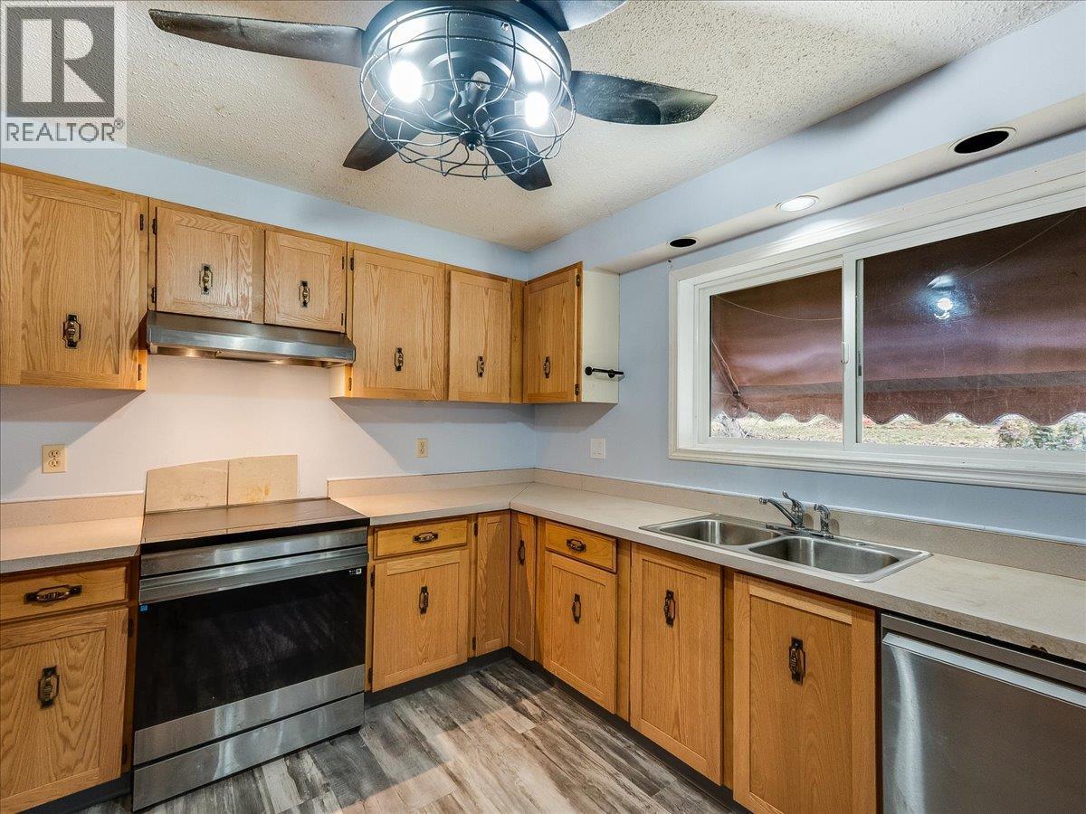 522 3Rd Avenue, Rivervale, BC - Indoor Photo Showing Kitchen With Double Sink