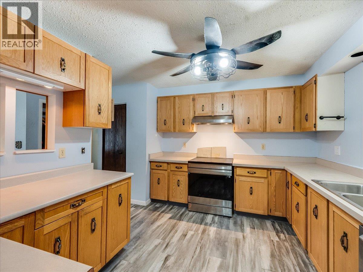 522 3Rd Avenue, Rivervale, BC - Indoor Photo Showing Kitchen With Double Sink