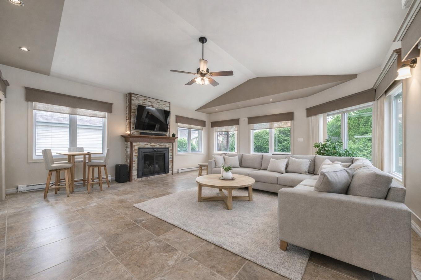 Solarium/Sunroom - 24 Ch. Des Patriotes E., Saint-Jean-Sur-Richelieu, QC - Indoor Photo Showing Living Room With Fireplace