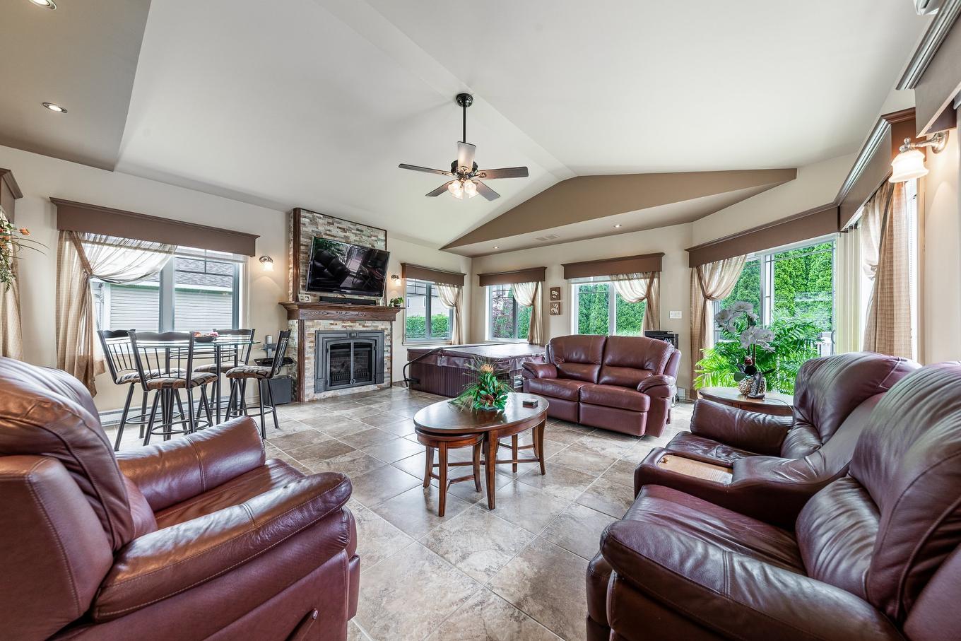 Solarium/Sunroom - 24 Ch. Des Patriotes E., Saint-Jean-Sur-Richelieu, QC - Indoor Photo Showing Living Room With Fireplace
