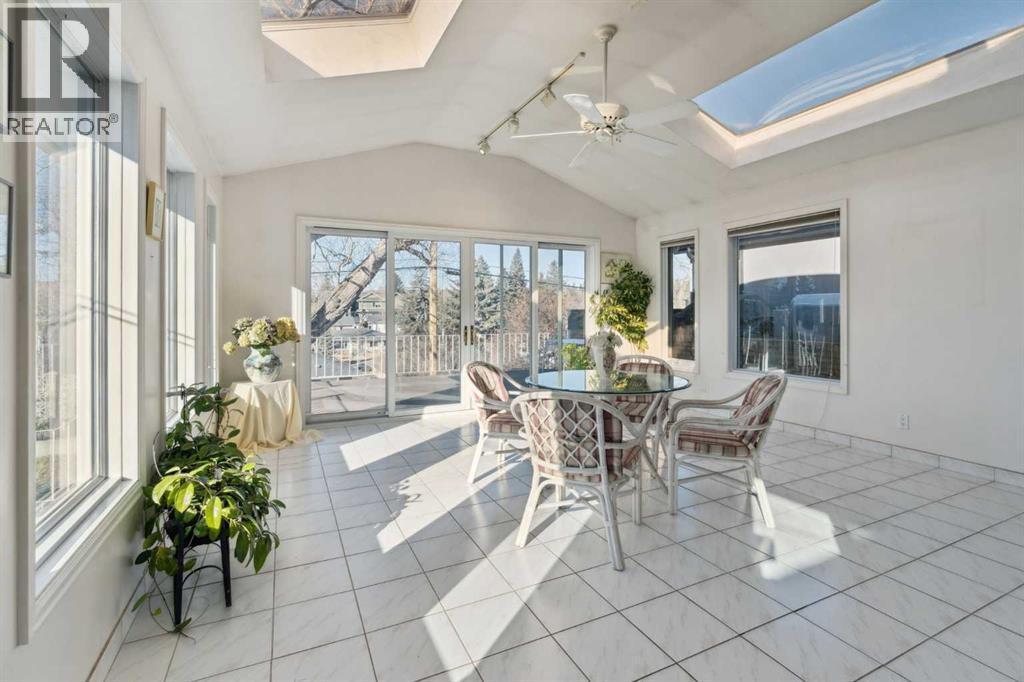 34 Rosery Drive Nw, Calgary, AB - Indoor Photo Showing Dining Room