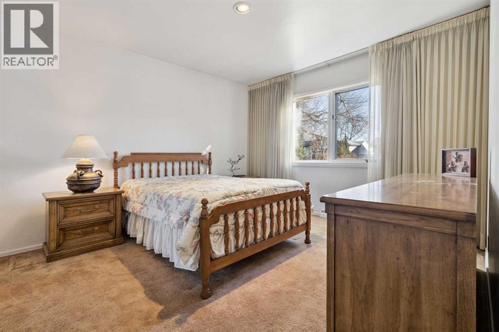 34 Rosery Drive Nw, Calgary, AB - Indoor Photo Showing Bedroom