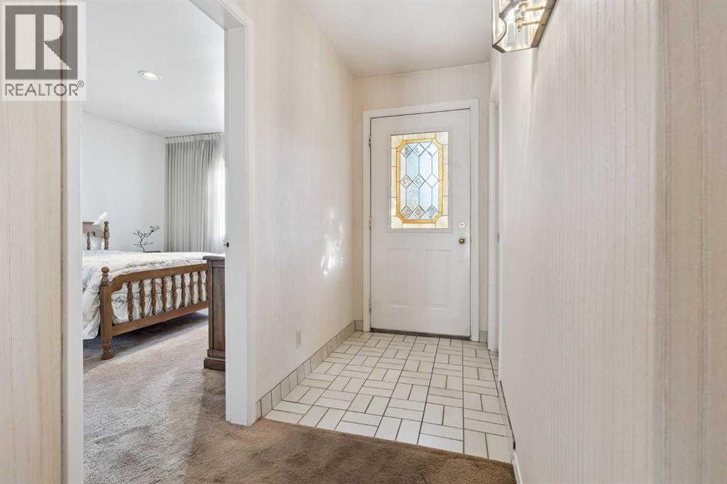 34 Rosery Drive Nw, Calgary, AB - Indoor Photo Showing Other Room