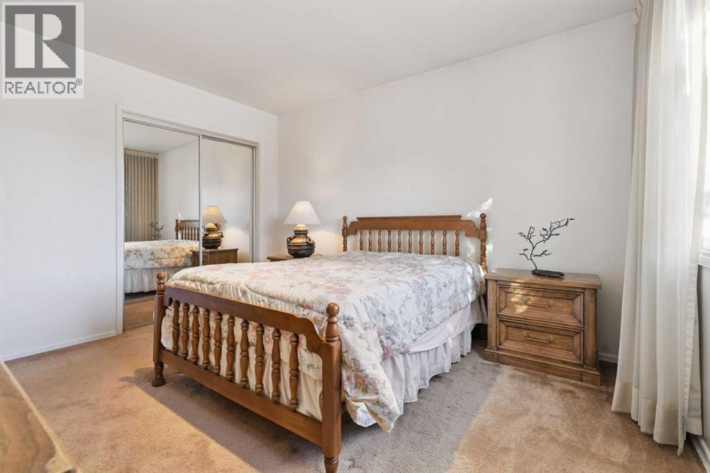 34 Rosery Drive Nw, Calgary, AB - Indoor Photo Showing Bedroom