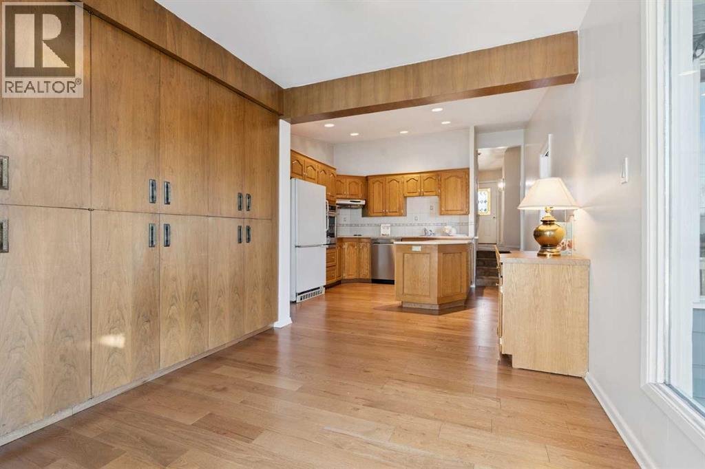 34 Rosery Drive Nw, Calgary, AB - Indoor Photo Showing Kitchen