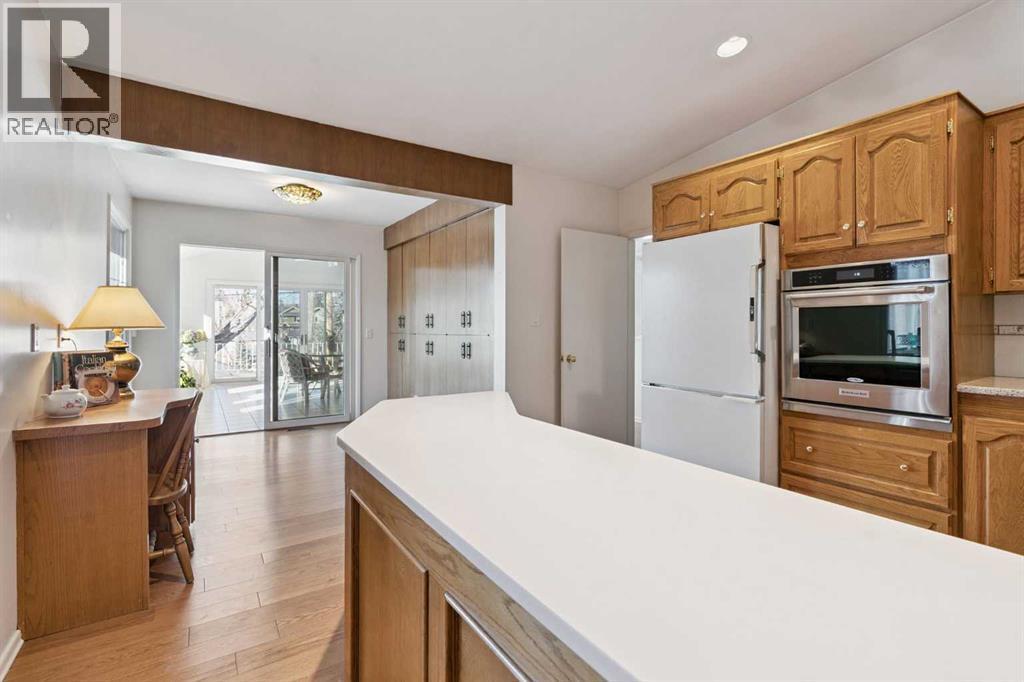 34 Rosery Drive Nw, Calgary, AB - Indoor Photo Showing Kitchen