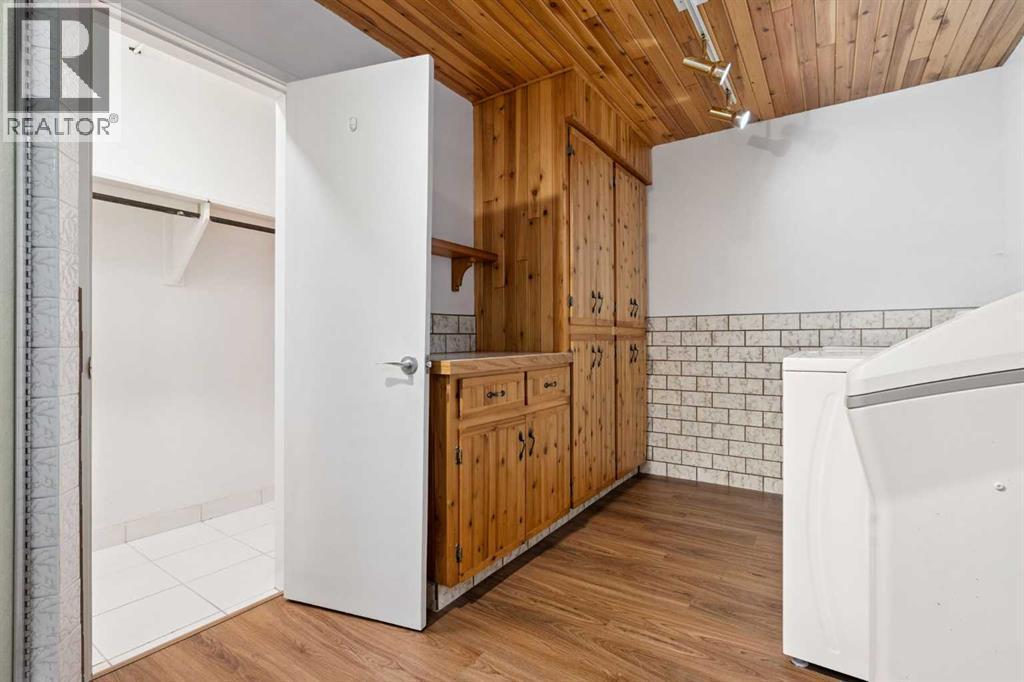 34 Rosery Drive Nw, Calgary, AB - Indoor Photo Showing Other Room