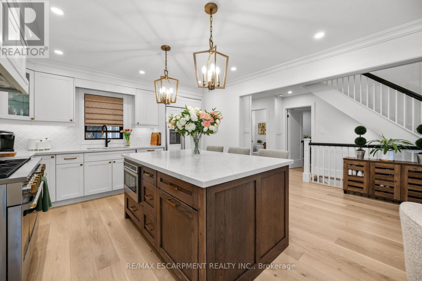 1390 Halifax Place, Burlington, ON - Indoor Photo Showing Kitchen With Upgraded Kitchen