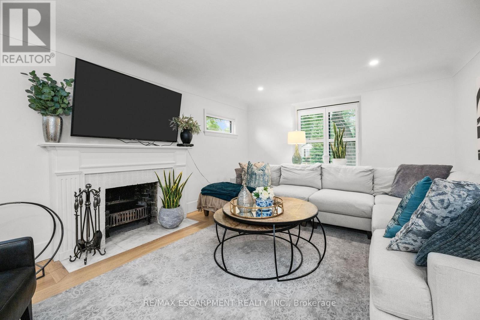 1390 Halifax Place, Burlington, ON - Indoor Photo Showing Living Room With Fireplace