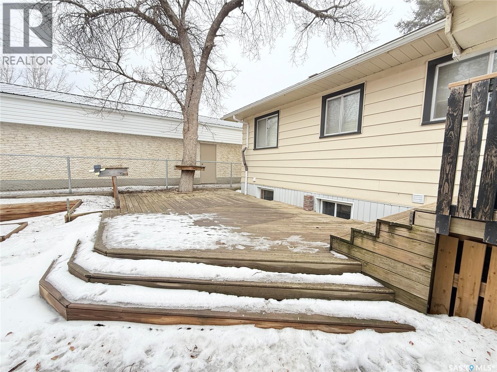 223 4Th Street, Weyburn, SK - Outdoor