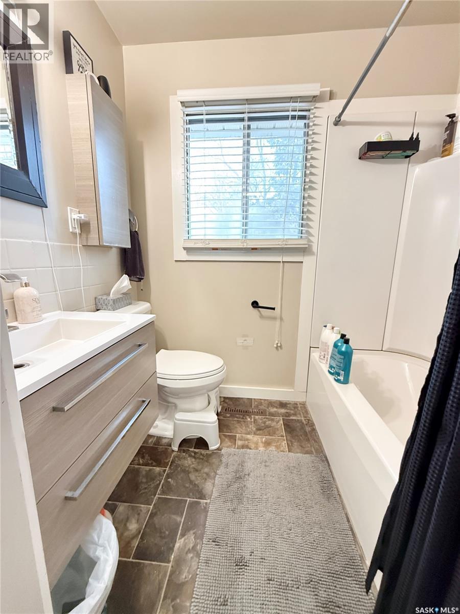 223 4Th Street, Weyburn, SK - Indoor Photo Showing Bathroom
