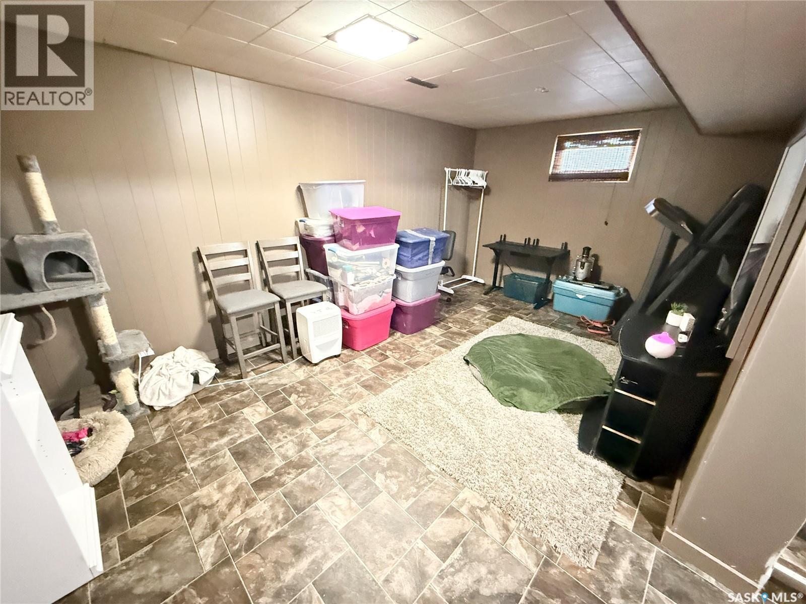 223 4Th Street, Weyburn, SK - Indoor