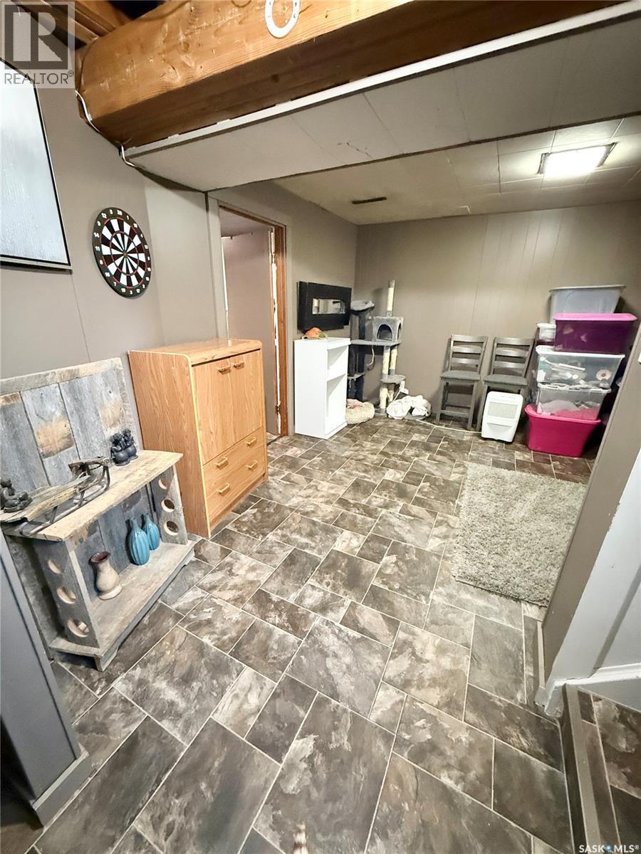 223 4Th Street, Weyburn, SK - Indoor