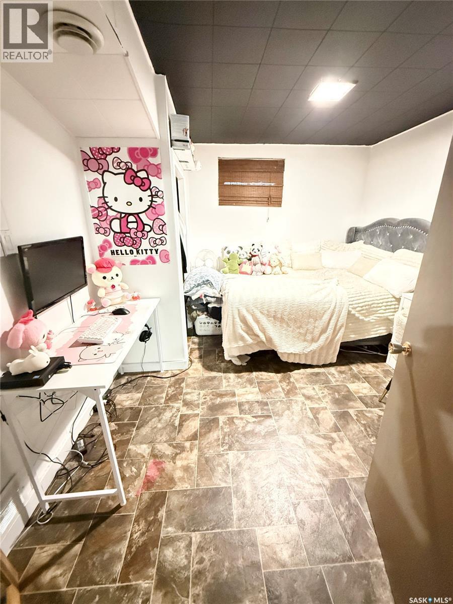 223 4Th Street, Weyburn, SK - Indoor