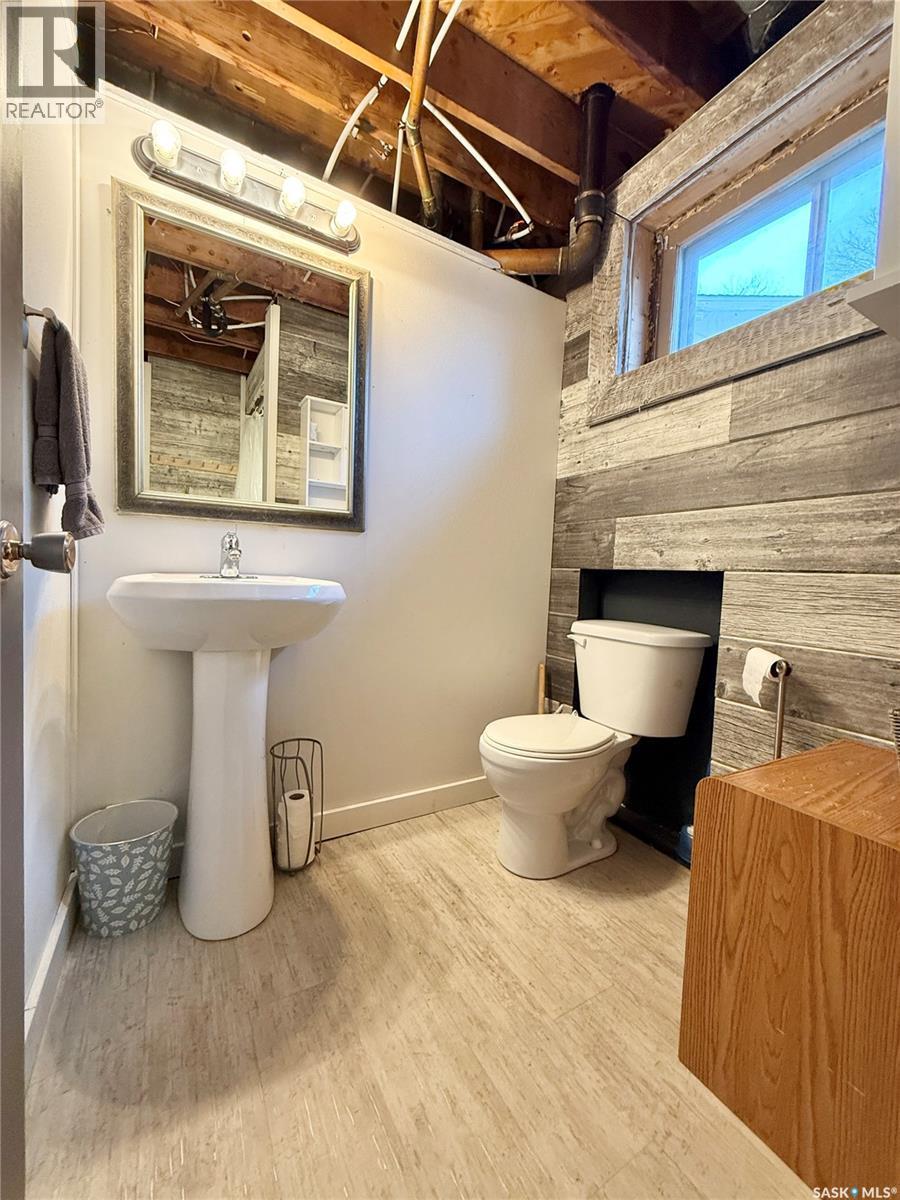 223 4Th Street, Weyburn, SK - Indoor Photo Showing Bathroom