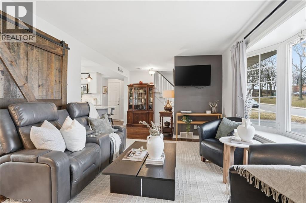 65 Rolston Drive, Hamilton, ON - Indoor Photo Showing Living Room