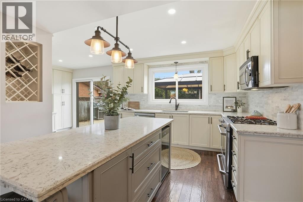 65 Rolston Drive, Hamilton, ON - Indoor Photo Showing Kitchen With Upgraded Kitchen
