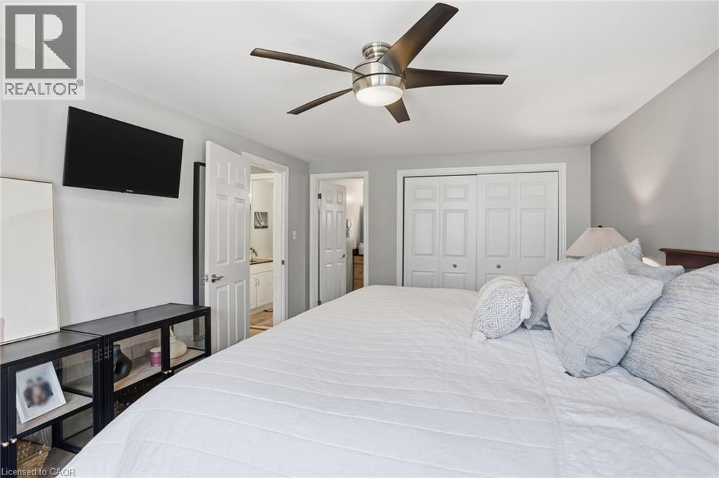 65 Rolston Drive, Hamilton, ON - Indoor Photo Showing Bedroom
