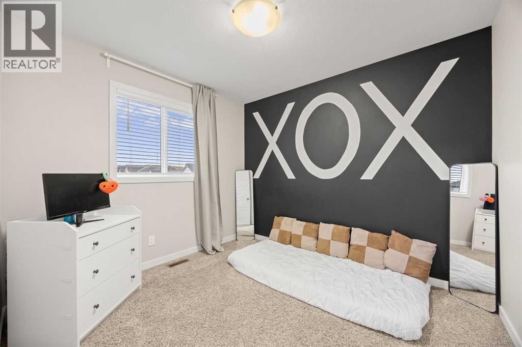 1027 Lanark Boulevard Se, Airdrie, AB - Indoor Photo Showing Bedroom