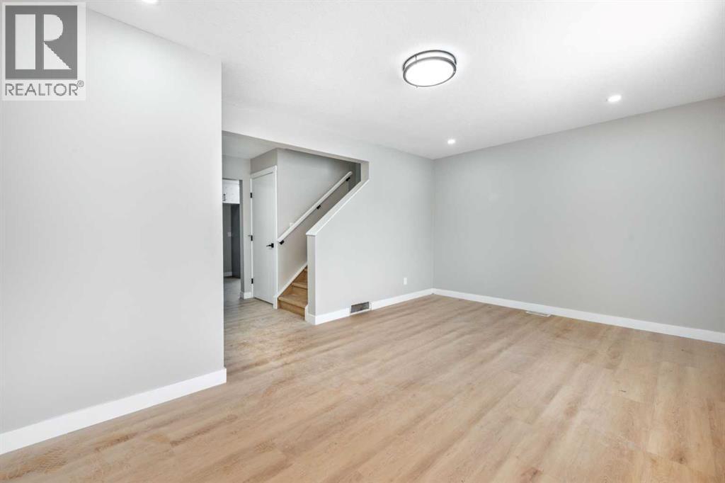 7616 27 Street Se, Calgary, AB - Indoor Photo Showing Other Room