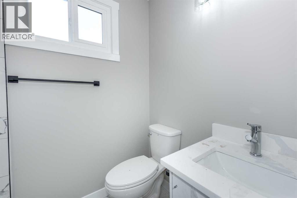 7616 27 Street Se, Calgary, AB - Indoor Photo Showing Bathroom
