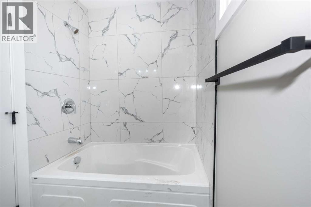 7616 27 Street Se, Calgary, AB - Indoor Photo Showing Bathroom