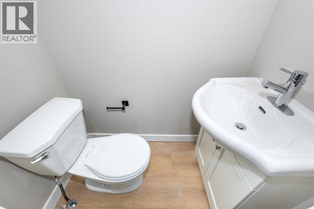 7616 27 Street Se, Calgary, AB - Indoor Photo Showing Bathroom