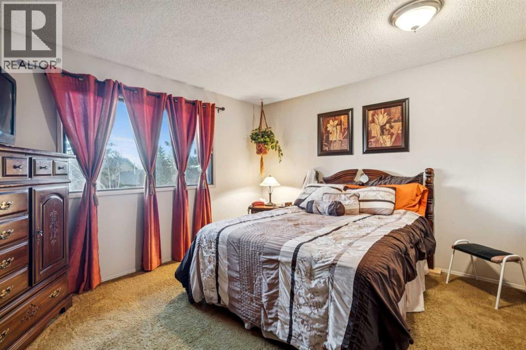 119 Whiteridge Place Ne, Calgary, AB - Indoor Photo Showing Bedroom