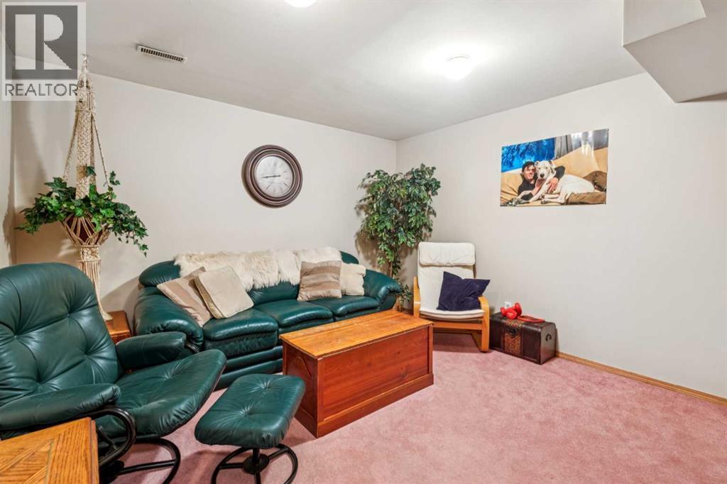 119 Whiteridge Place Ne, Calgary, AB - Indoor Photo Showing Living Room