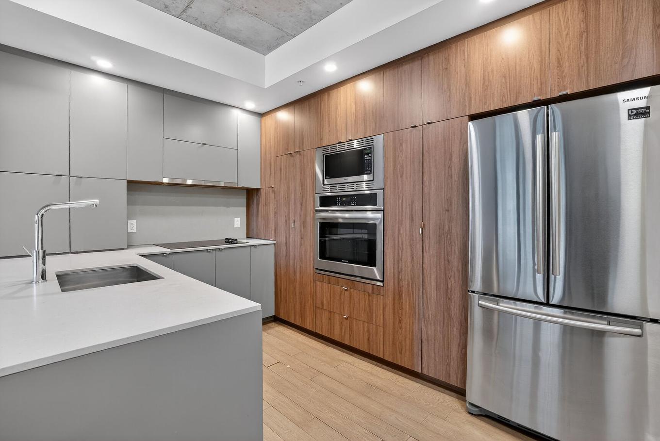 Cuisine - 703-1330 Rue Olier, Montréal (Le Sud-Ouest), QC - Indoor Photo Showing Kitchen With Upgraded Kitchen