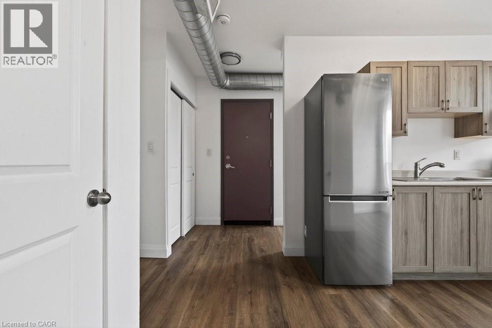 433 Barton Street E Unit# 202, Hamilton, ON - Indoor Photo Showing Kitchen