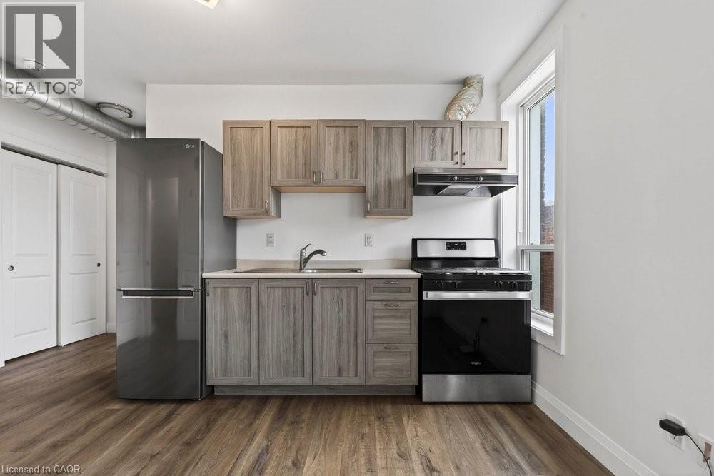 433 Barton Street E Unit# 202, Hamilton, ON - Indoor Photo Showing Kitchen