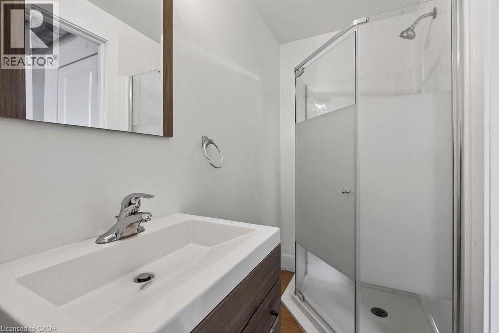 433 Barton Street E Unit# 202, Hamilton, ON - Indoor Photo Showing Bathroom