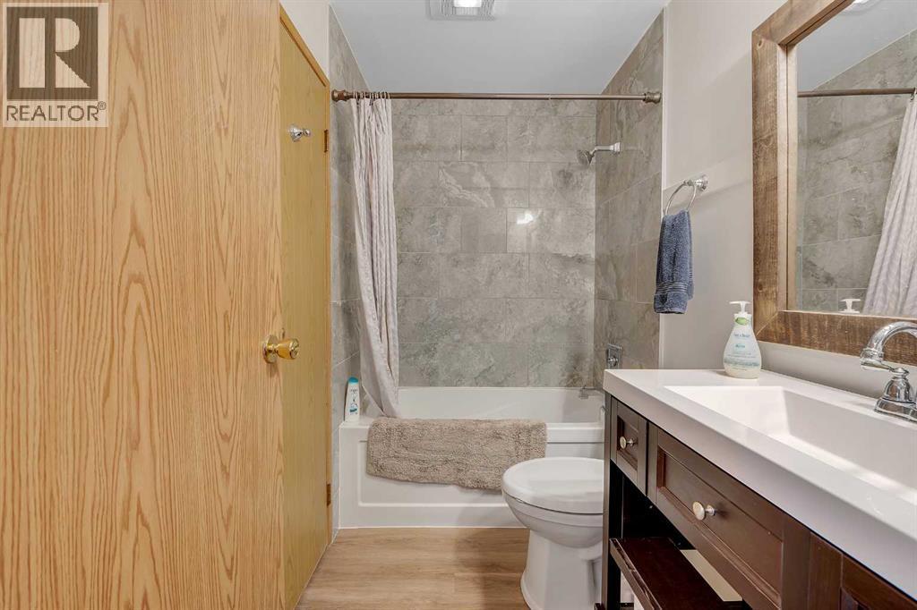 192 Rivercrest Close Se, Calgary, AB - Indoor Photo Showing Bathroom
