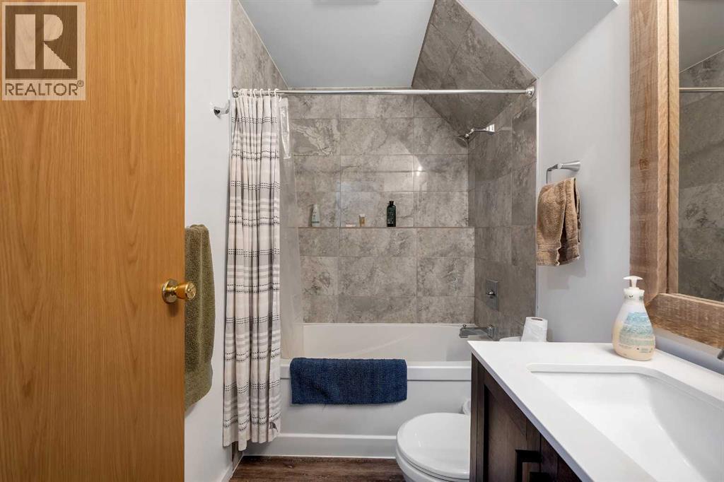 192 Rivercrest Close Se, Calgary, AB - Indoor Photo Showing Bathroom
